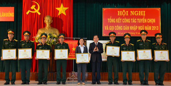 Lãnh đạo tỉnh trao Bằng khen cho các đơn vị có thành tích trong công tác tuyển chọn và gọi công dân nhập ngũ năm 2013