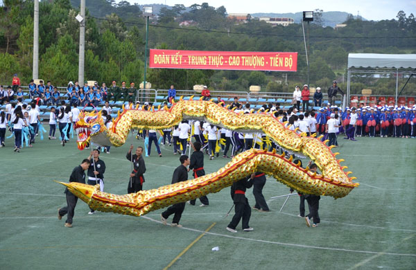 Tiết mục múa rồng và xếp hình tại lễ khai mạc