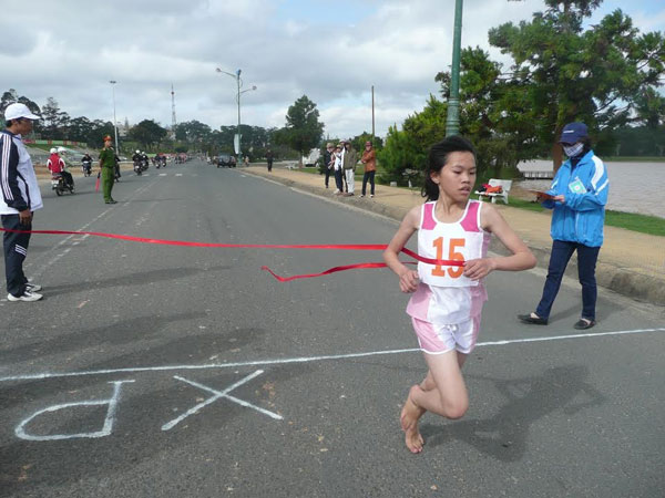 VĐV Phan Thị Hồng Thắm của đoàn Di Linh đang về đích trong nội dung 5 km nữ - giải Việt dã Đại hội. 