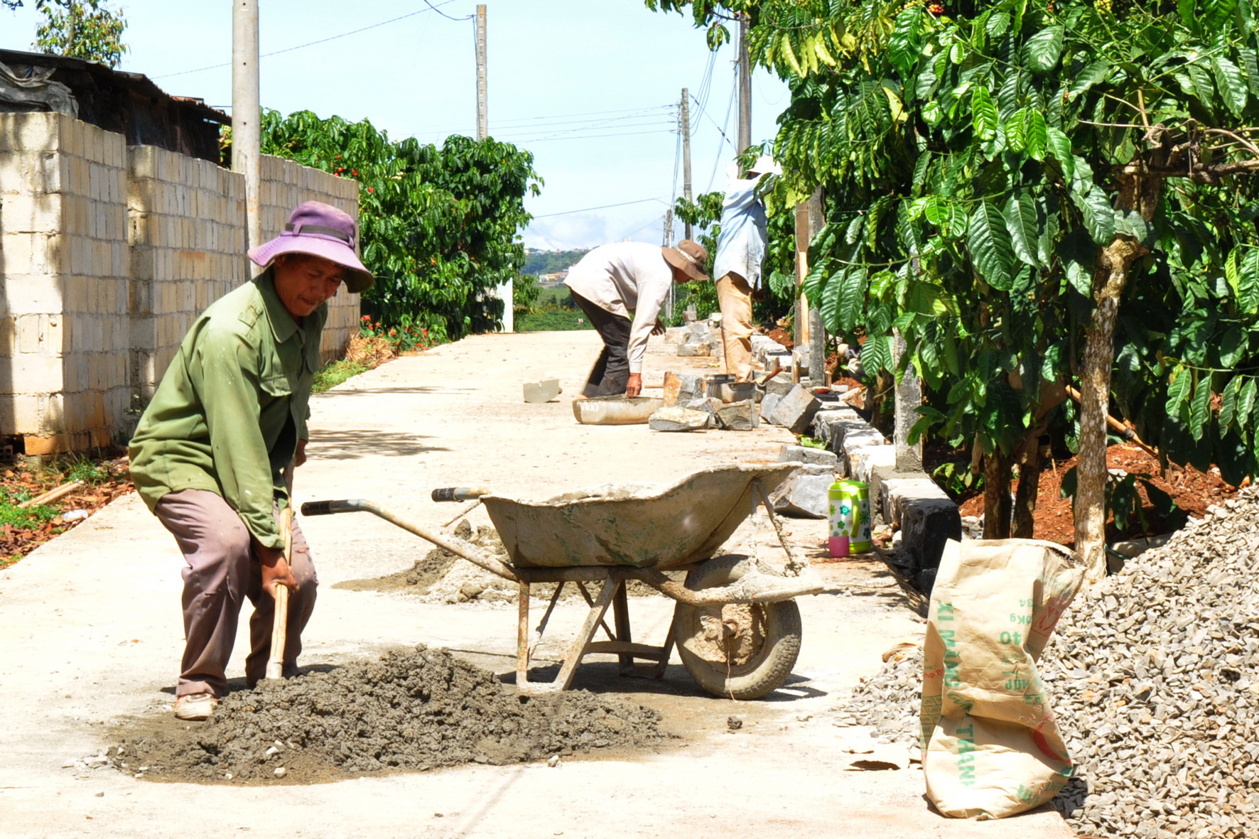 Thị trấn Di Linh: Vận động sức dân "làm đẹp" đô thị