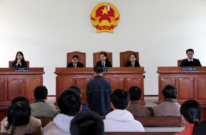 Đình chỉ xử phúc thẩm, giao tòa sơ thẩm xét xử lại phần dân sự