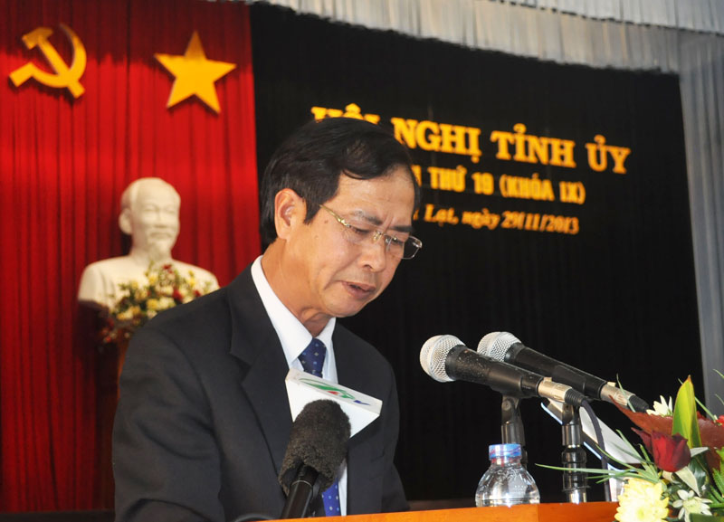 Phó Bí thư Thường trực Tỉnh ủy Hoàng Sĩ Sơn báo cáo Dự thảo Nghị quyết và tình hình 3 năm thực hiện Nghị quyết Đại hội Đảng bộ tỉnh lần thứ IX