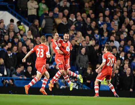 Chelsea ngược dòng thành công, Man City leo top 3