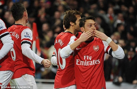 Ozil ăn mừng sau bàn mở tỉ số cho Arsenal