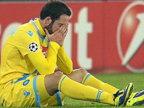 Napoli &quot;chết&quot; trên kỷ lục, Dortmund, Arsenal và Milan đi tiếp