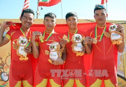 Đội tuyển xe đạp trên bục nhận huy chương (Ảnh: TTXVN)