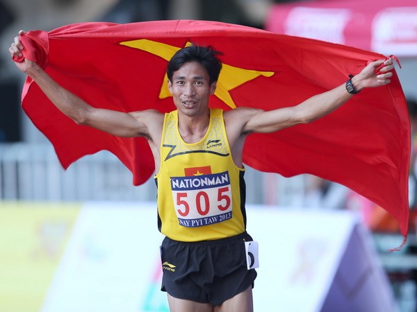 Nguyễn Văn Lai gây bất ngờ với huy chương vàng 5000m nam. (Ảnh: Quang Nhựt/TTXVN)