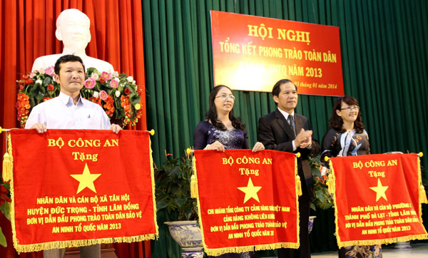 Đồng chí Chủ tịch UBND tỉnh trao tặng Cờ thi đua của Bộ Công an cho các đơn vị dẫn đầu trong phong trào toàn dân BVANTQ