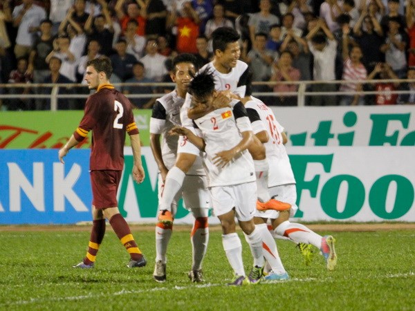 Niềm vui của các cầu thủ U19 Việt Nam sau bàn gỡ hòa. (Ảnh: Minh Chiến/Vietnam+)