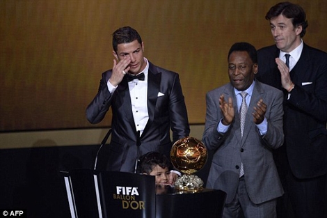 Vượt Messi và Ribery, CR7 lần thứ 2 giành bóng Vàng FIFA