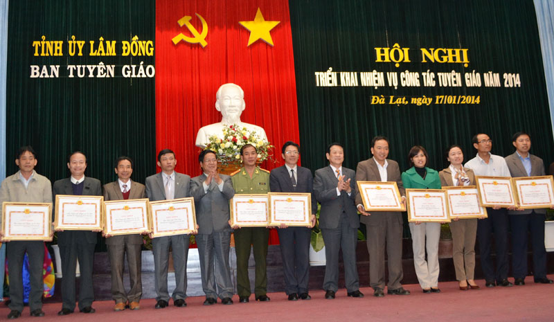 Lãnh đạo Ban Tuyên giáo Tỉnh ủy tặng giấy khen cho các cá nhân trong ngành
