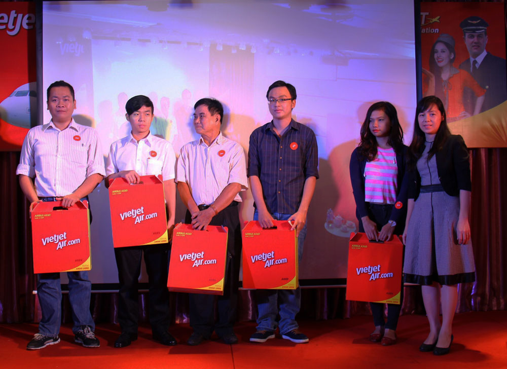 Các ứng viên may mắn nhận quà của VietJetAir