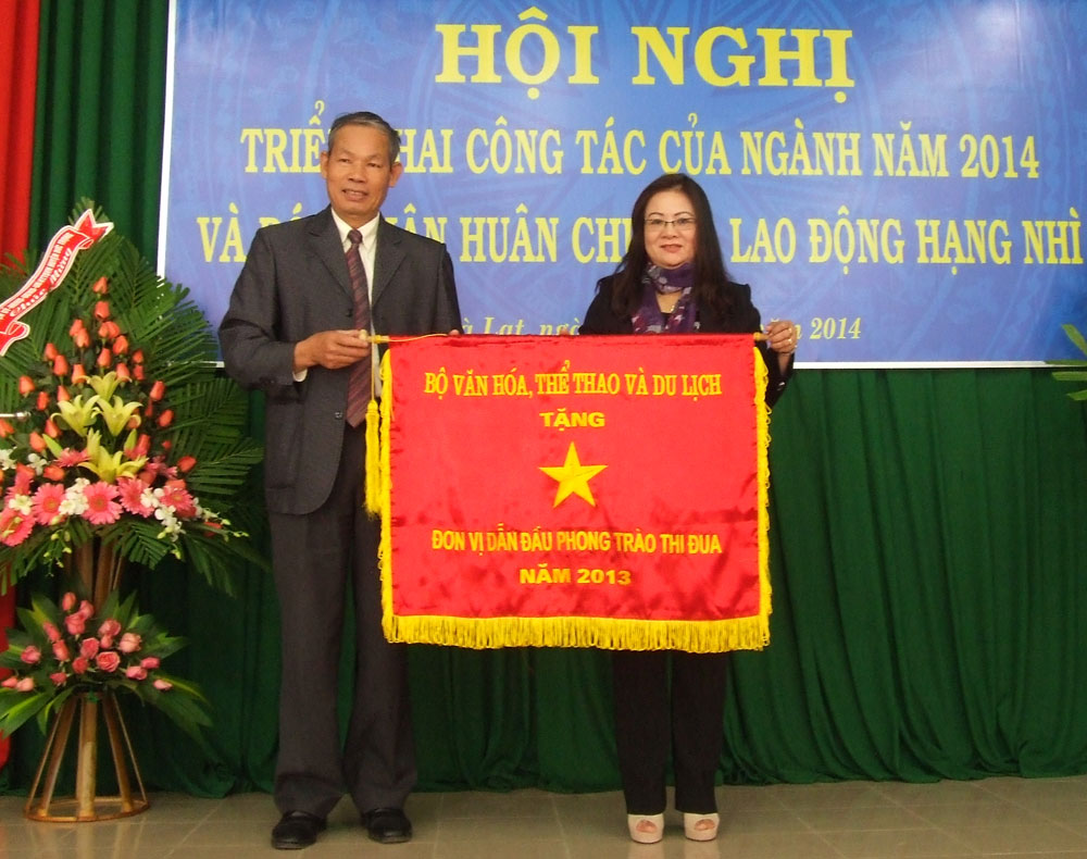Trao cờ thi đua xuất sắc cho Trung tâm Văn hóa Đà Lạt