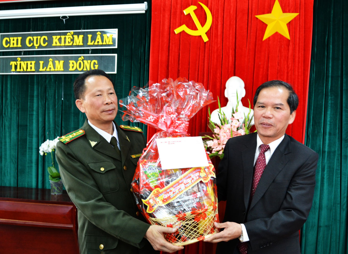 &quot;Lực lượng Kiểm lâm và ngành Điện lực phải luôn là đơn vị dẫn đầu trong các phong trào thi đua&quot;