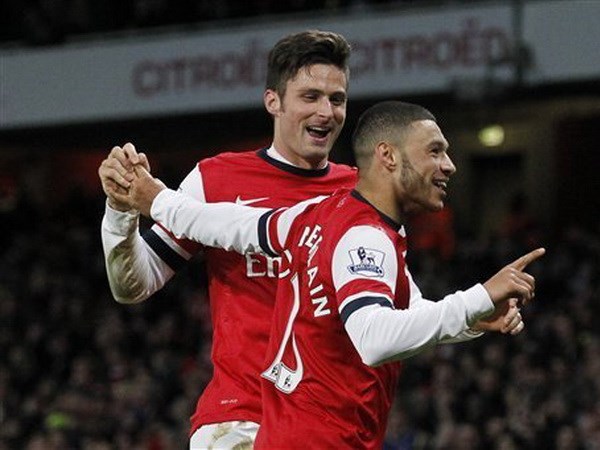 Arsenal trở lại ngôi đầu, Real lỡ cơ hội vượt Barca