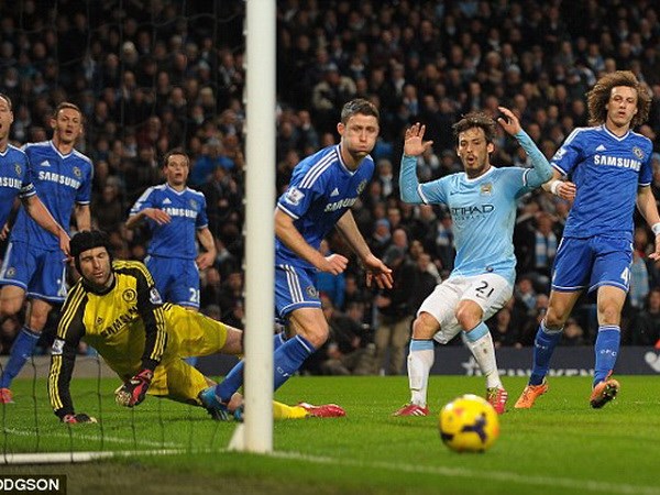 Silva bất lực trước hàng thủ của Chelsea. (Nguồn: Daily Mail)