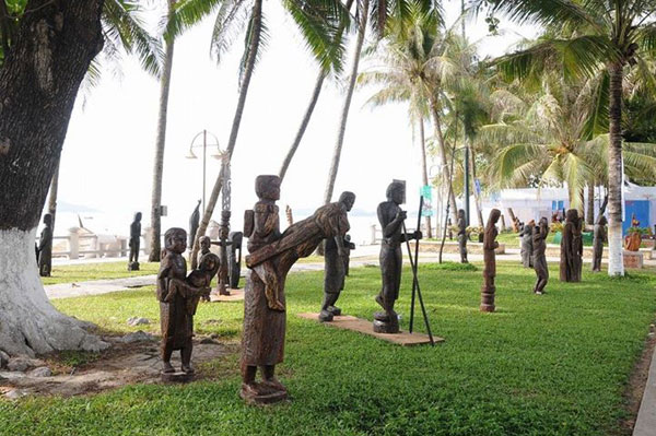 Không gian tượng gỗ của nghệ sĩ điêu khắc K’Minh Tuấn trên bờ biển Nha Trang