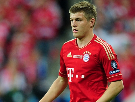 Toni Kroos mở đường chạy sang Man Utd