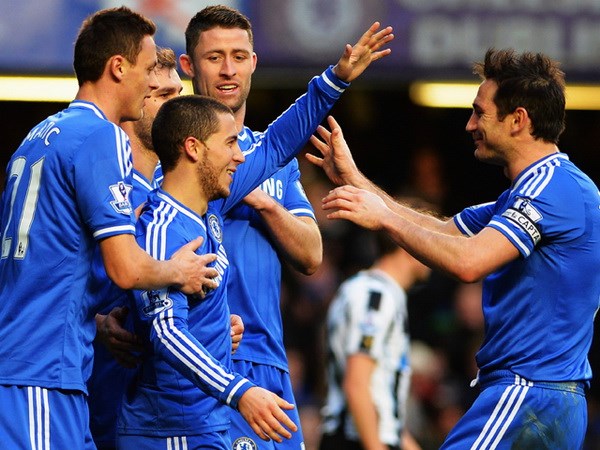 Chelsea lên ngôi đầu, Man City gây thất vọng