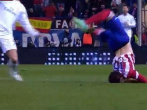 Javier Manquillo bị gẫy đốt sống cổ. (Nguồn: AP)