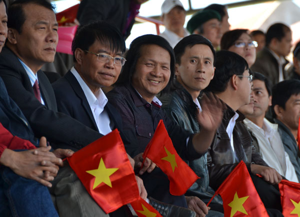 Màu cờ sắc áo Việt Nam tràn ngập các khán đài