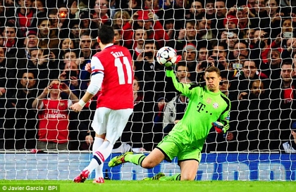 Hỏng penalty, lần đầu tiên HLV Wenger chỉ trích Ozil!