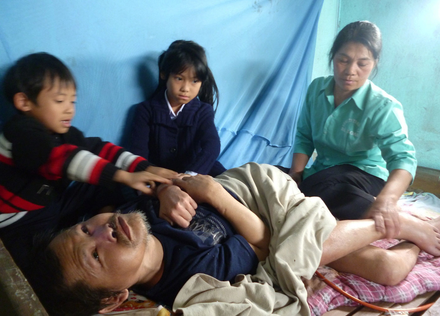 Chị Hà vẫn bước tập tễnh bước thấp bước cao mỗi ngày để gồng gánh nuôi hai đứa con và người chống bị bại liệt và tai nạn