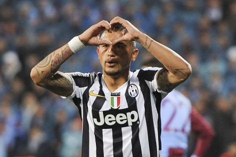 Vidal ăn mừng bàn thắng vào lưới Trabzonspor