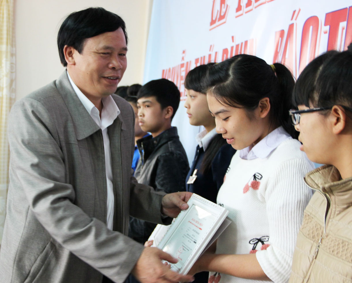 40 học sinh nhận học bổng Nguyễn Thái Bình