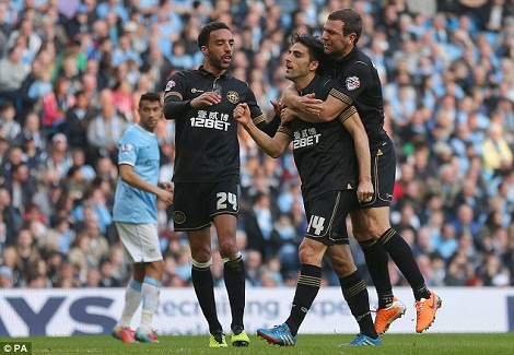 Man City bị "đá bay" khỏi FA Cup