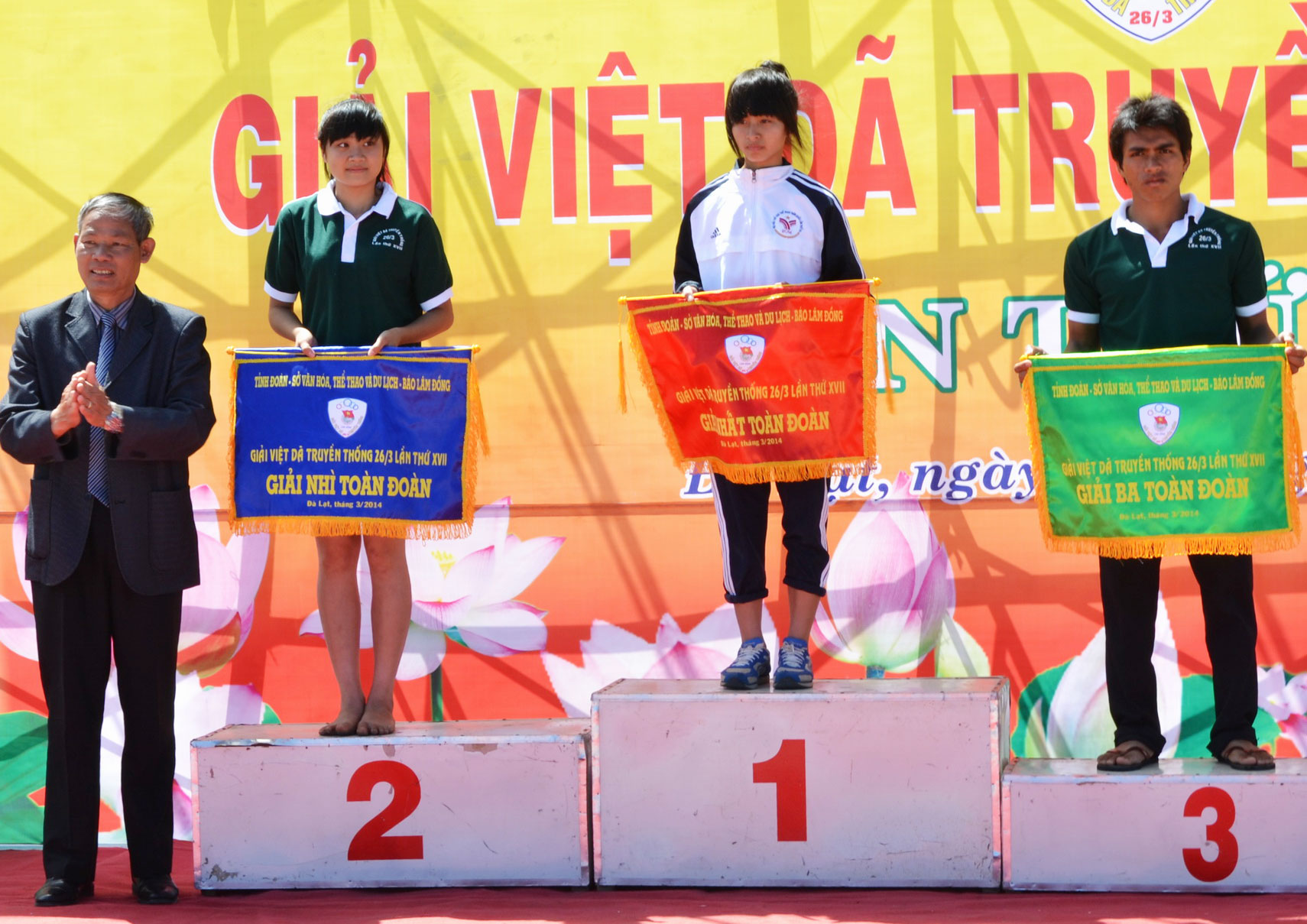Trao giải nhất, nhì, ba toàn đoàn