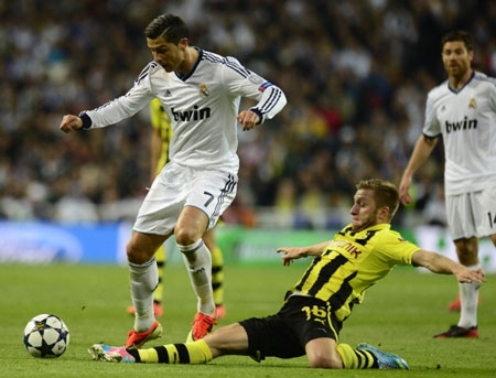 C.Ronaldo (trái) và các đồng đội đã phải đầu hàng Dortmund mùa trước