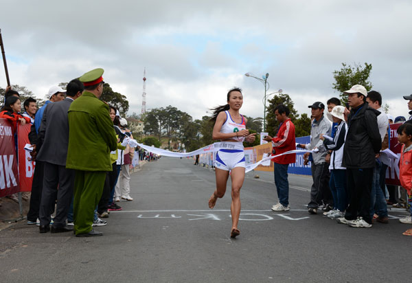 VĐV Phạm Thị Bình đánh đích đầu tiên ở nội dung Marathon của nữ