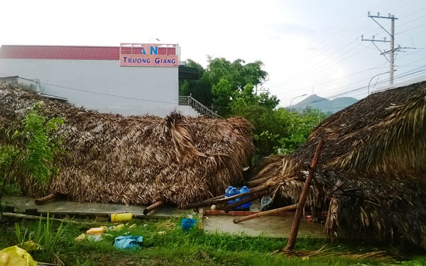Lốc xoáy làm đổ sập quán hàng ở thị trấn Mađaguôi