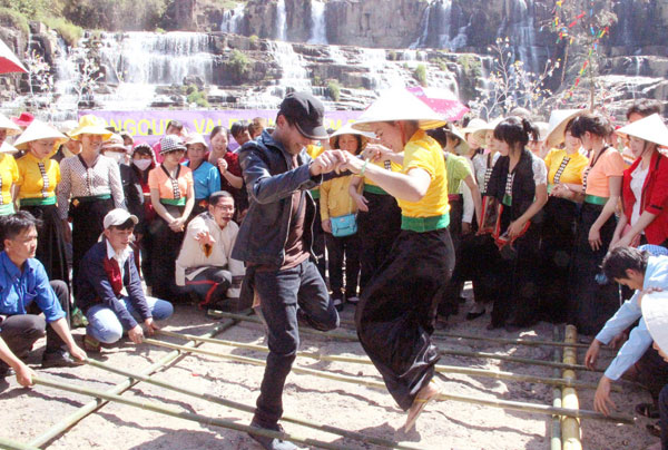 Đam Rông không nói suông, làm thay trong tuyên truyền, vận động