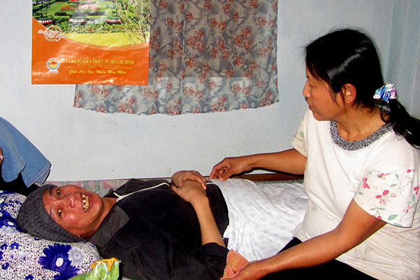 24 năm nuôi chồng bại liệt