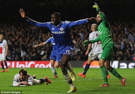 Demba Ba ăn mừng bàn thắng quyết định đưa Chelsea vào bán kết