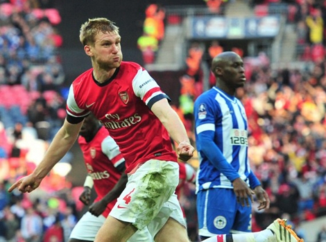 Mertesacker chuộc lại sai lầm bằng bàn thắng gỡ hòa 1-1