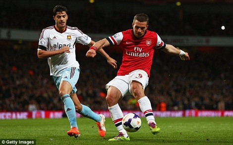Polski tỏa sáng, Arsenal ngược dòng trở lại Top 4
