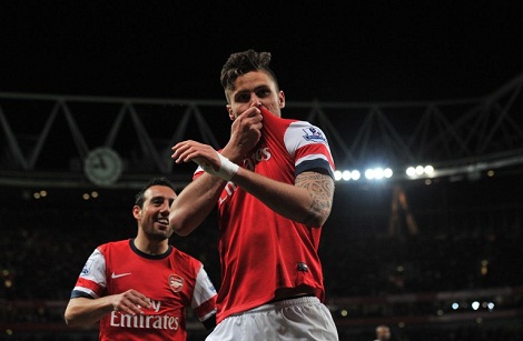 Giroud ăn mừng sau khi ghi bàn nâng tỉ số lên 2-1