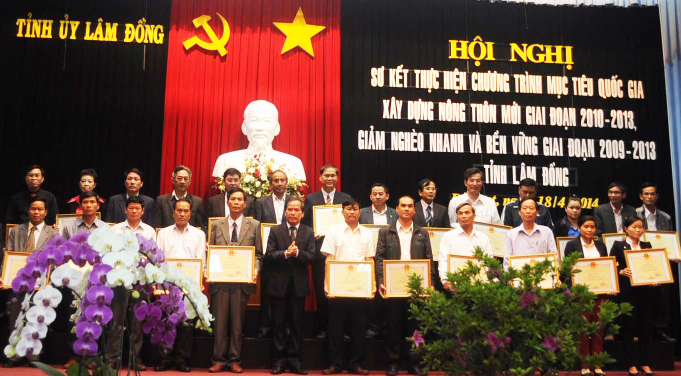 Chủ tịch UBND tỉnh tặng Bằng khen cho các tập thể và cá nhân