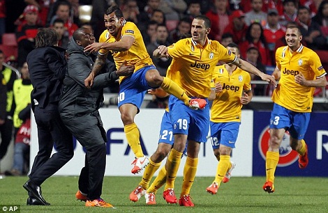 Juventus vẫn rộng cửa đi tiếp nhờ bàn thắng sân khách của Tevez