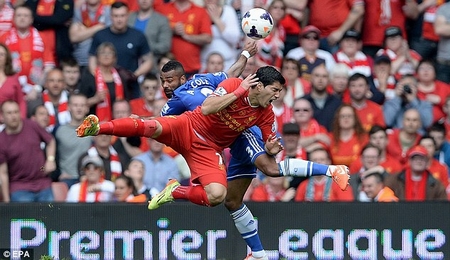 Sterling và Suarez bế tắc hoàn toàn trước hàng thủ của Chelsea