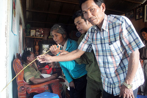 Lâm Vy, KLâm và bà Ka Rom báo cáo với cây cột nhà