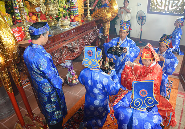 Nghi lễ dâng hương tại nhà thờ Đặng tộc