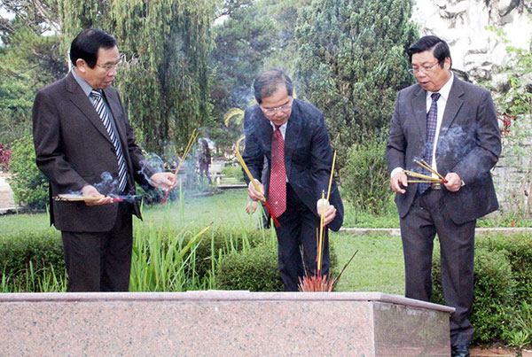 Các đồng chí Huỳnh Đức Hòa, Nguyễn Xuân Tiến và Vũ Công Tiến thắp hương lên phần mộ anh hùng-liệt sĩ