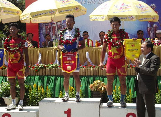 Tay đua Lê Văn Duẩn dẫn đầu vòng đua quanh hồ Xuân Hương - Đà Lạt