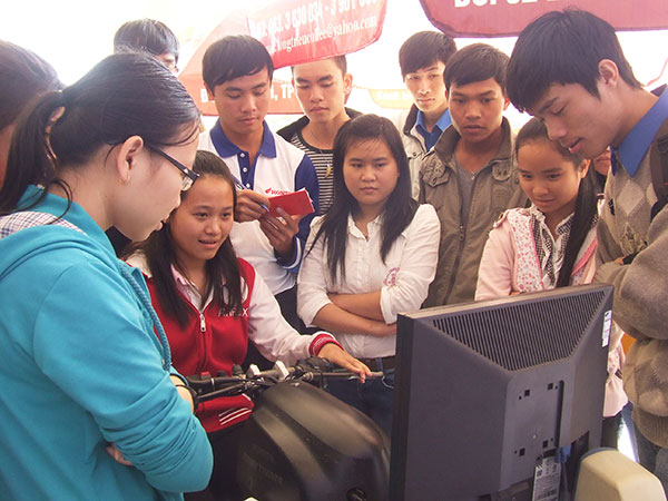 Các trò chơi lái xe an toàn thu hút đông đảo bạn trẻ