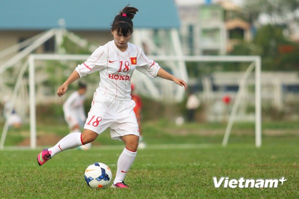 Các tuyển thủ nữ vẫn tập luyện hăng say. Bài tập chuyền bóng ngắn và di chuyển liên tục được chú trọng. (Ảnh: Minh Chiến/Vietnam+)