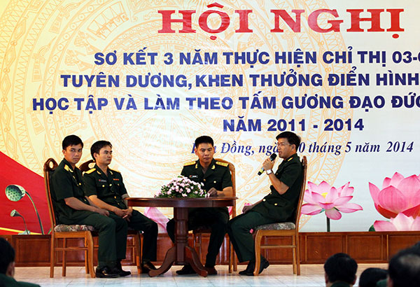 Giao lưu với các tập thể điển hình tiên tiến